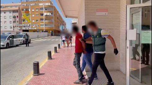 Dumb Assailant Slashes Man's Neck And Gets Arrested After Reporting A Finger Injury To The Police On Spain' S Costa Blanca