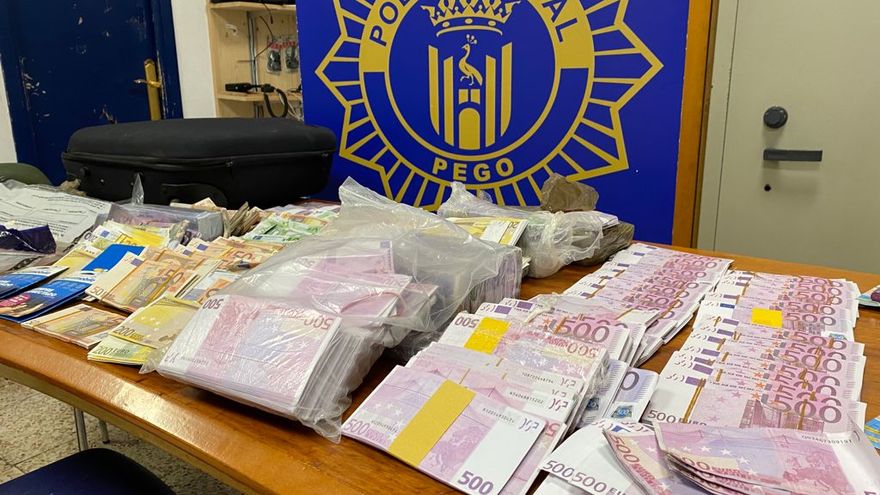 Up To €4 Million In Fake Notes Discovered In An Abandoned Mercedes Car On The Costa Blanca In Spain