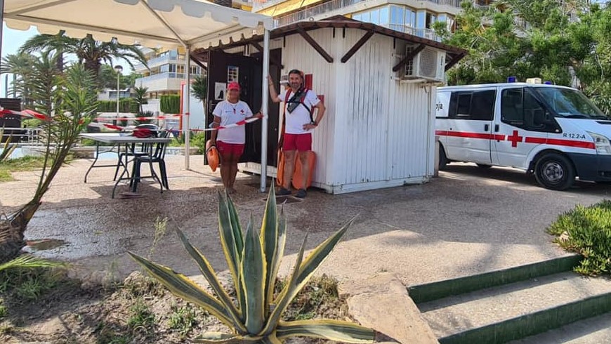 Lifeguard heroes save baby that was choking on an ice cube at a Costa Blanca beach in Spain