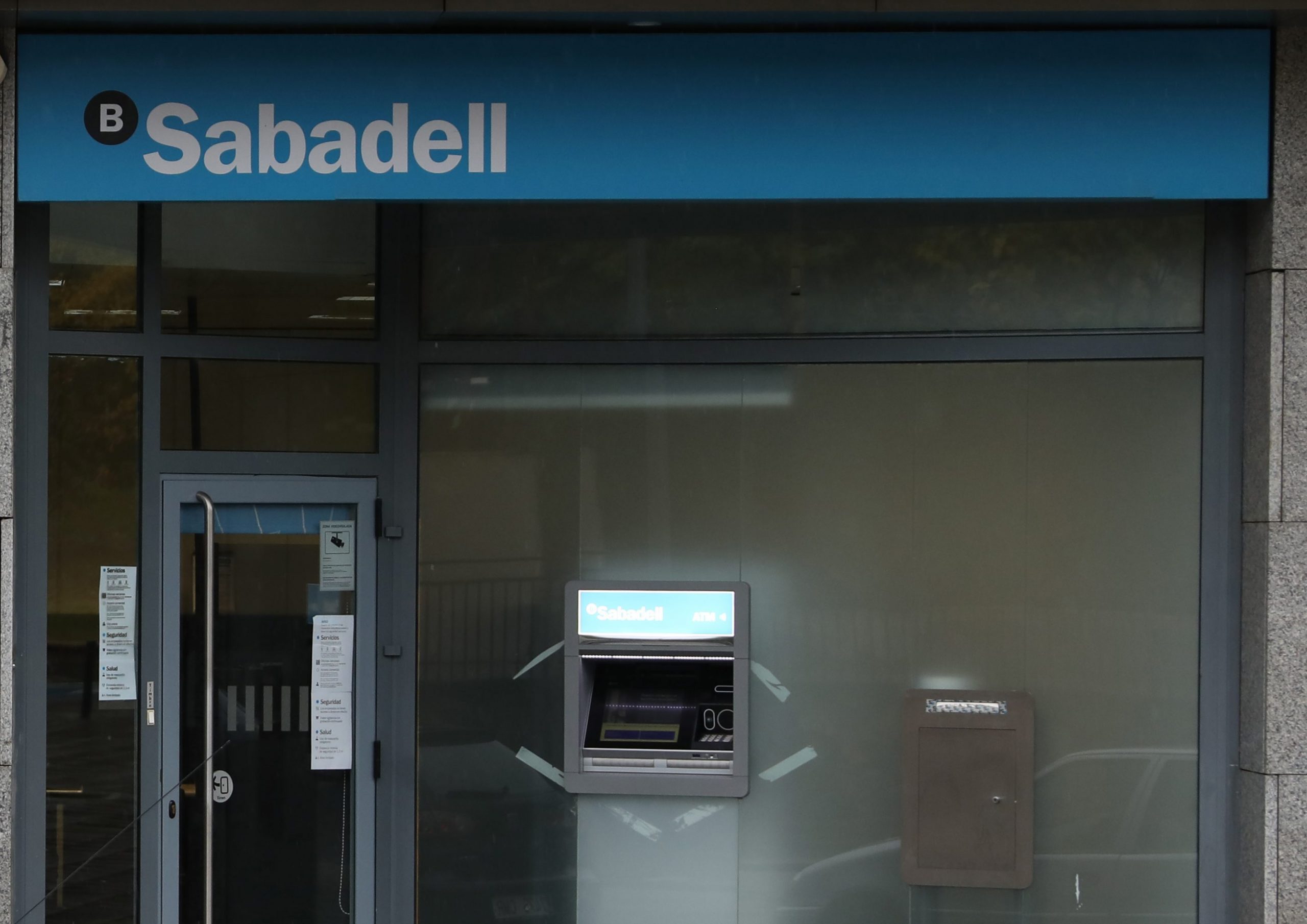 Banco Sabadell dice que no tiene planes de cerrar sucursales este año por los altos beneficios en España