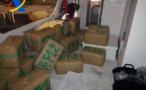 Drug Smugglers Arrested Loading Up Over Four Tonnes Of Hashish From Mar Menor Fishing Boat Onto A Lorry In Spain