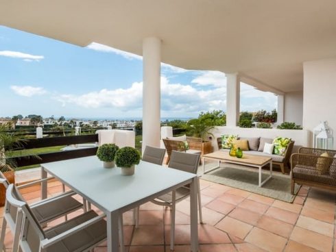 2 bedroom Apartment for sale in Estepona with pool - € 218