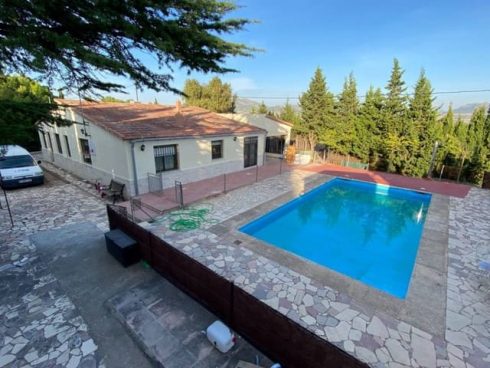 8 bedroom Villa for sale in Salinas with pool garage - € 225