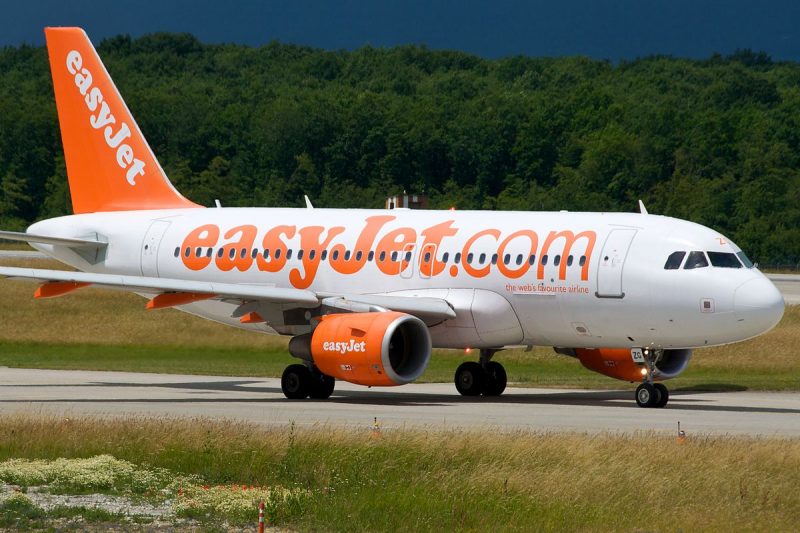 Easy jet contacts thousands of British expats in Spain following the re-introduction of PCR tests for UK arrivals