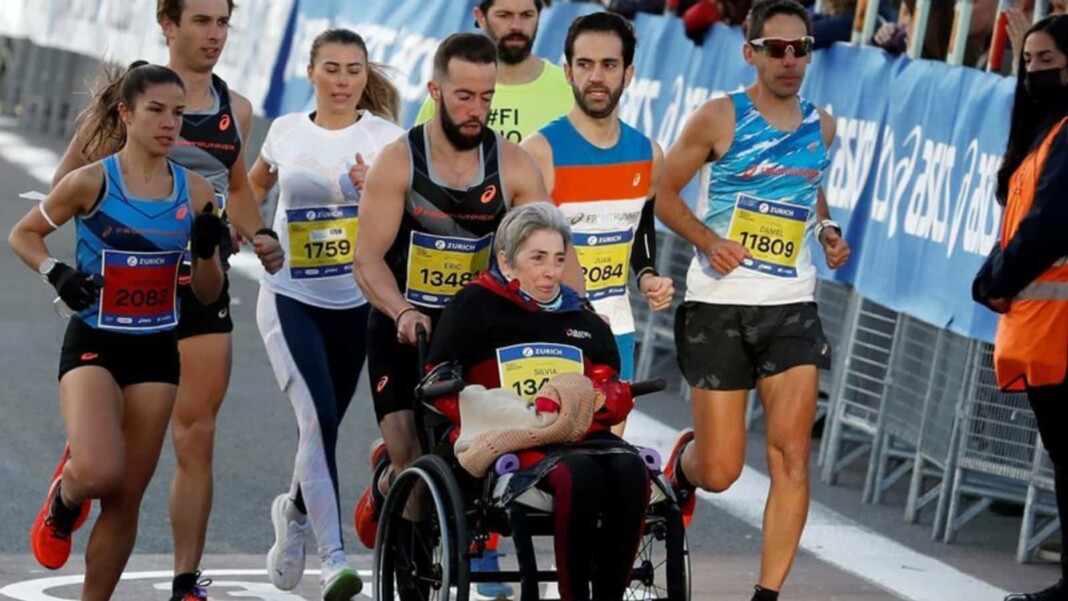 Eric Domingo Pushing His Mother In A Wheelchair During The Barcelona Marathon 1068x601