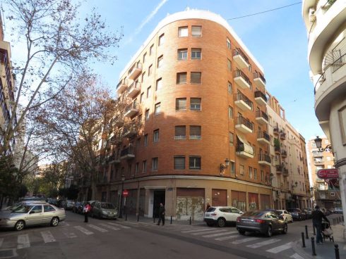 Woman fails to call for help after boyfriend falls from a Valencia fifth-floor balcony in Spain