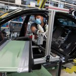Las Fabricas De Daimler Mercedes Benz Retoman Su Actividad En Europa Con Muchas Medidas De Seguridad Cordon