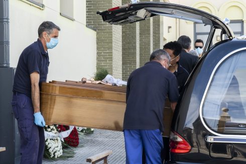 dead coffin covid cemetery Spain Cordon press