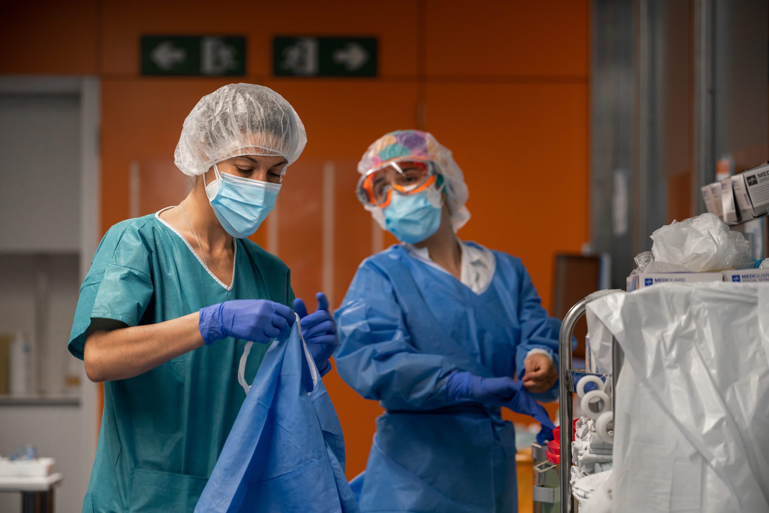 A judge has ordered the Valencian Ministry of Health to compensate 150 Alicante health workers who did not have any proper PPE equipment in the early phase of the COVID-19 pandemic. The Alicante court says doctors, nurses, and health support staff are entitled to compensation amounts varying between €5,000 and €49,180 for 'personal and moral damages'. There has been no comment from the Valencian government or Health Ministry. It's presumed that an appeal will be launched against the ruling. The lawsuit was filed against the regional Health Ministry by the Sindicato Medico(Medical Union). It claimed compensation on behalf of 150 Alicante area members for the 'non-compliance' of the Ministry for not providing safety protection between March and May 2020. The Alicante court ruling obliges each worker to get €5,000 if 'they were forced to work without adequate protection elements'. The payout is €15,000 for 'each workers who had to go into isolation if they were in contact with anybody infected with COVID-19'. A €35,000 payment is ordered for any worker 'infected with COVID-19 but who did not require hospital admission'. Any health worker who did catch the coronavirus and was hospitalised will get the highest amount of €49,180. The Sindicato Medico says that it is pleased by the recognition the court has given its members and pointing out the 'negligent attitude towards health and safety' of health workers. Similar claims have been filed in other courts in the Valencian Community.