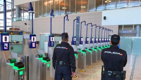 Passport control mayhem with drunk British tourist attacking police at Costa Blanca airport in Spain