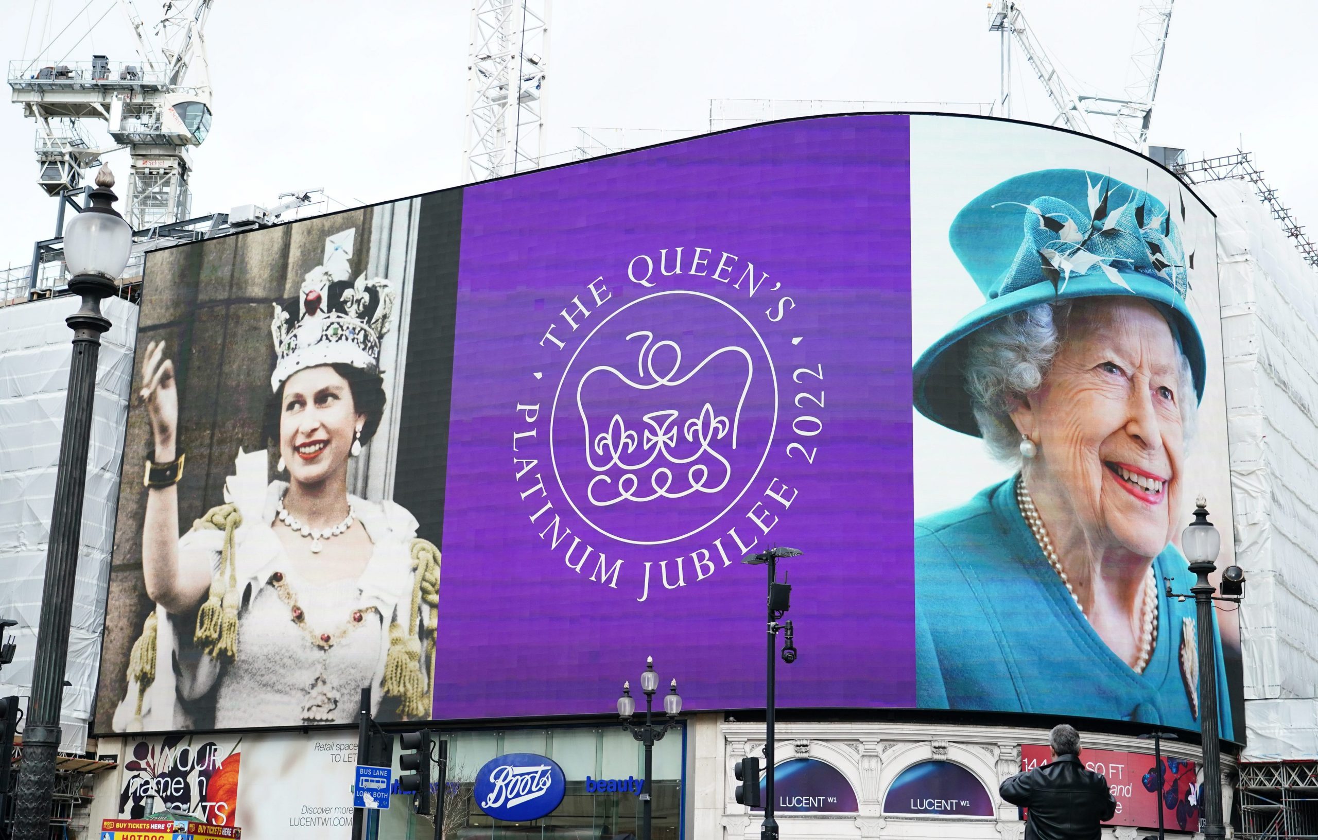 Los Luminosos De Piccadilly Circus En Londres Felicitan A La Reina Isabel Ii El Dia De Su 70 Cumpleaños