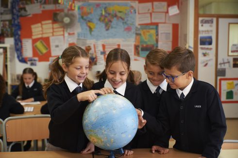 Bsm Primary Ks2 Group Of Students Looking At Globe Miltbt Up3avs