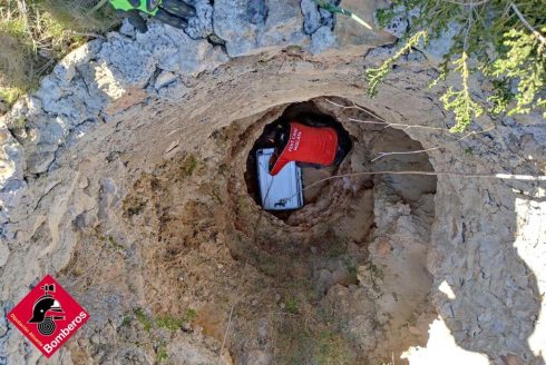 Dog Falls Six Metres Down Costa Blanca Well In Spain Followed By Man Who Tries To Rescue It