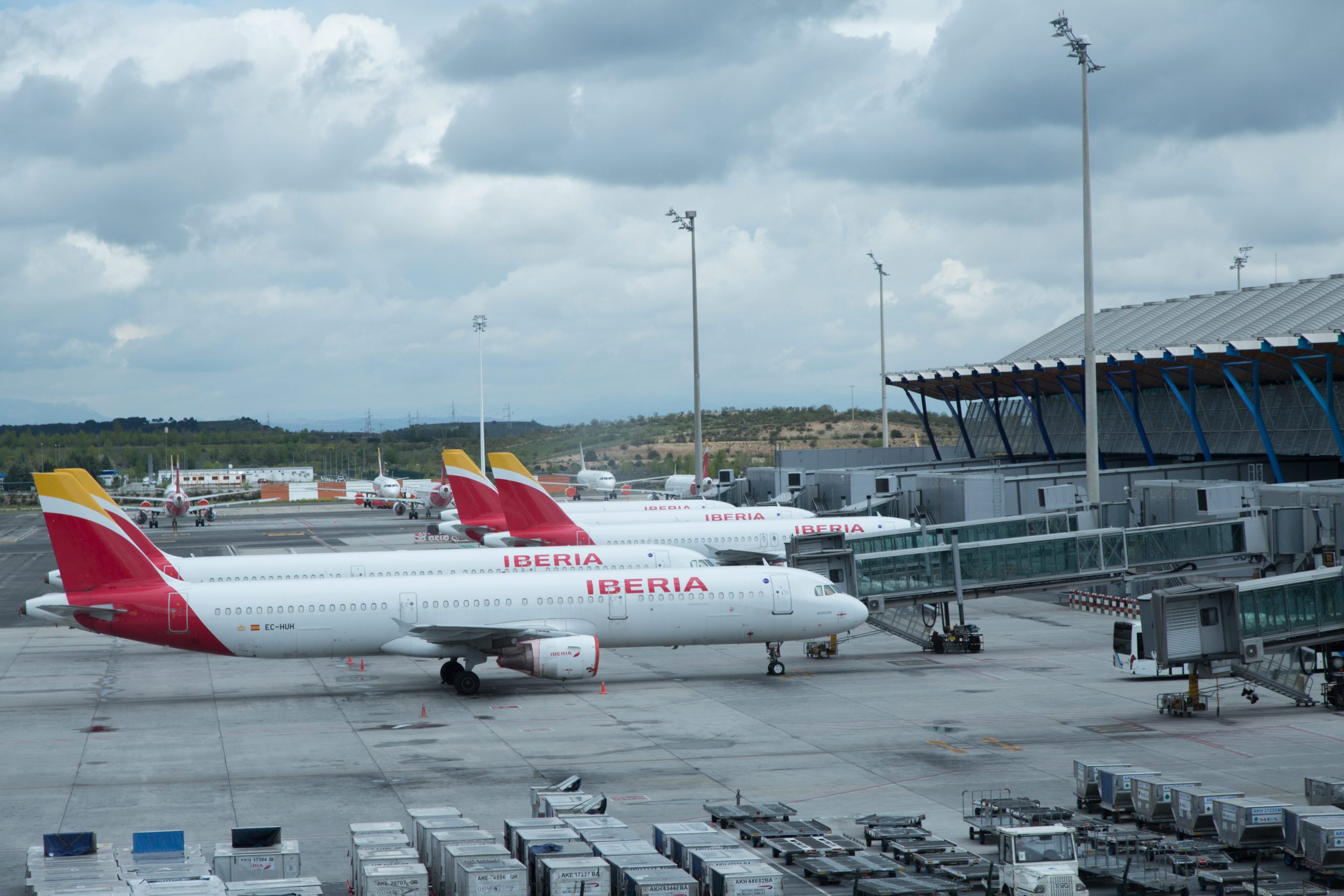 Los Pasillos De Aeropuerto Adolfo Suarez Madrid Barajas Practicamente Vacios Por El Covid19