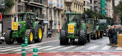 Farmers Undercut By Cheap Imports Use Tractors To Snarl Up Centre Of Spain's Valencia City