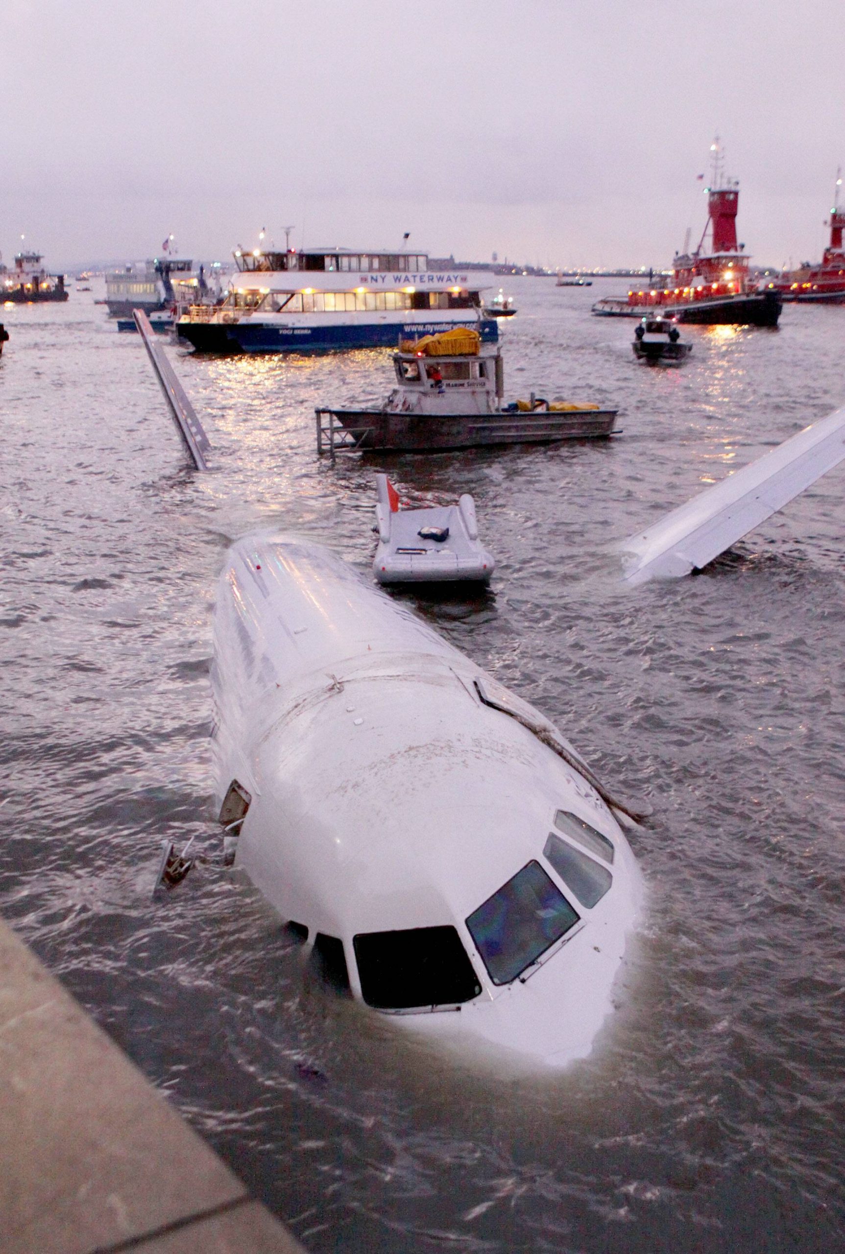 Самолет падает в воду. Авиационные катастрофы. Самолёт падает в море.