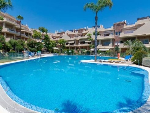 2 bedroom Apartment for sale in Estepona with pool garage - € 259