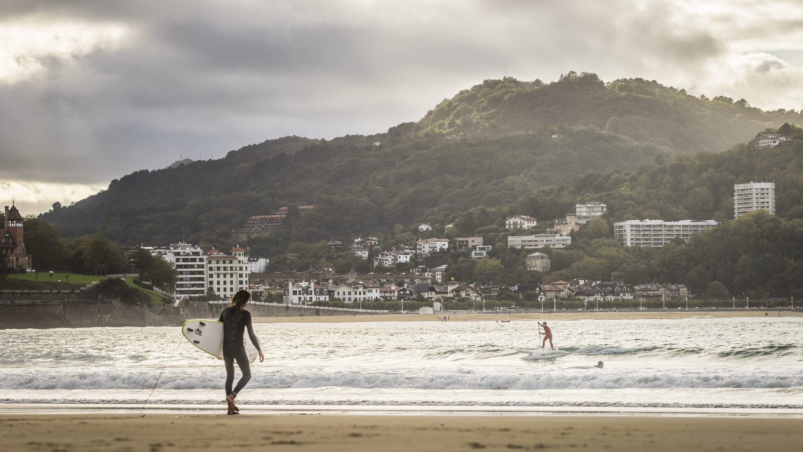 American tourist dies after being swept onto rocks while paddle surfing off  San Sebastian beach in northern Spain - Olive Press News Spain