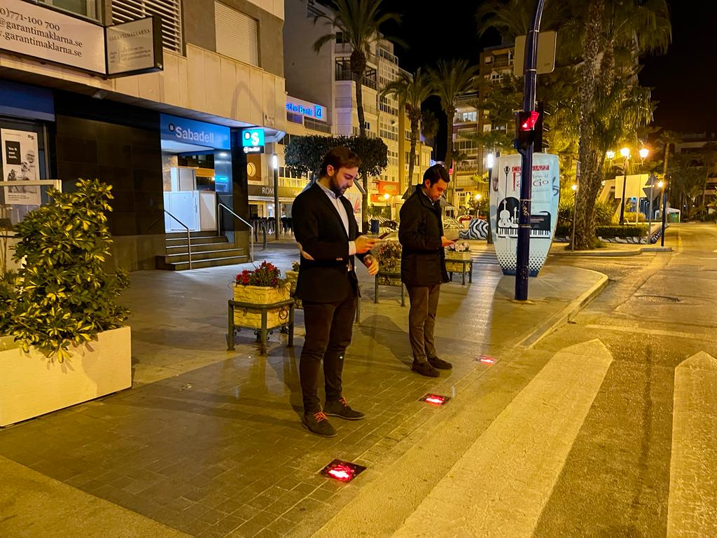 Distracted Smartphone Pedestrians On Spain's Costa Blanca Get Europe's First Road Crossing Warning Lights