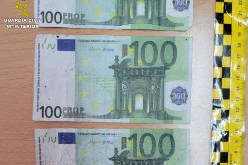Fake €100 Notes From Movie Sets Are Used In Home Food Delivery Frauds In Spain's Alicante Area