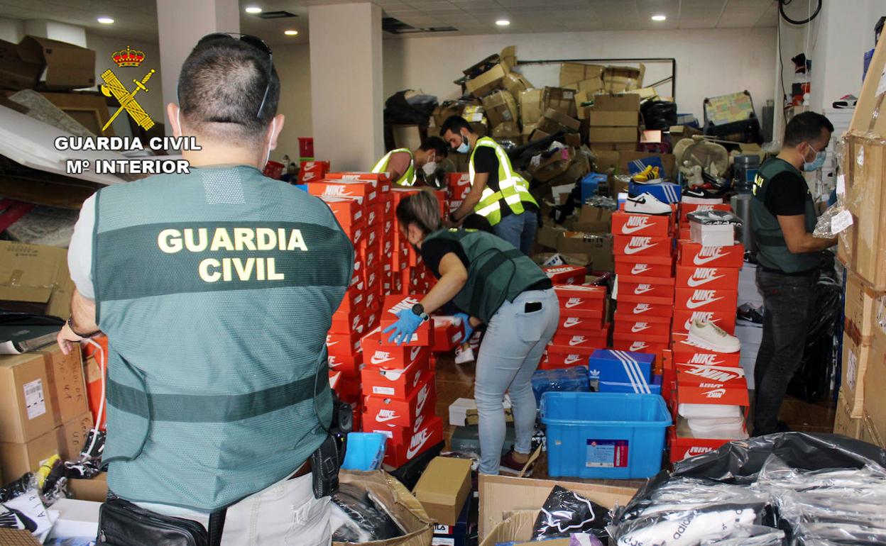 Fake 'big Name' Branded Clothes And Footwear With Retail Value Of €1.7 Million Seized From Warehouse In Spain's Murcia Region