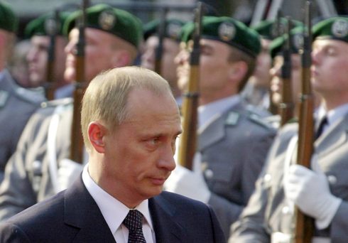 Der Russische Praesident Wladimir Putin Waehrend Des Abschreitens Der Militaerformation Bei Den Deutsch Russischen Kons