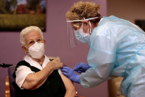 Araceli, Una Anciana De 96 Años Recibe En Guadalajara La Primera Vacuna Contra La Covid En España
