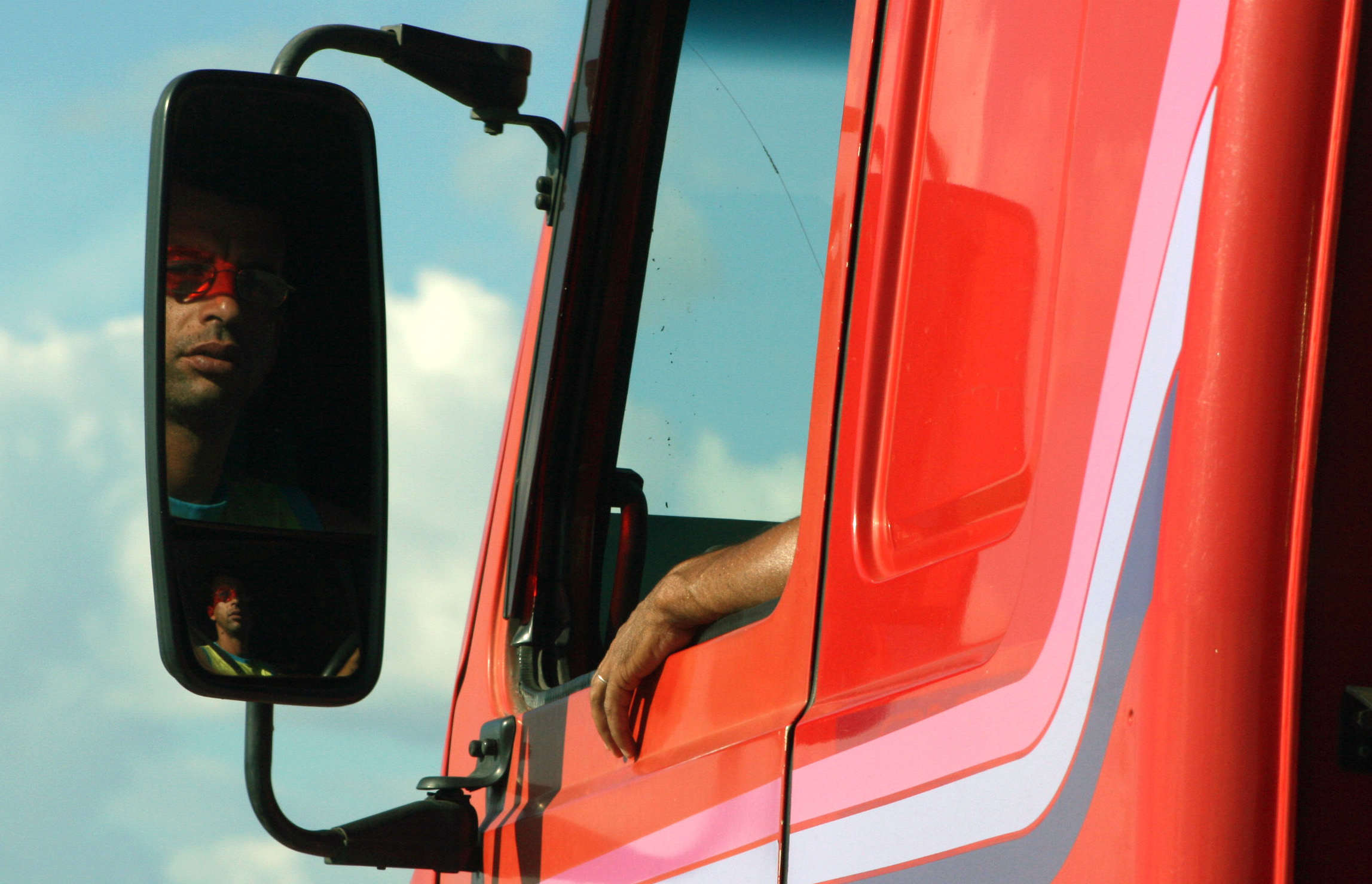 Striking truck drivers in Spain split after government reaches deal with majority of carriers