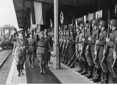 Hitler Und Franco Treffen Auf Dem Frz. Grenzbahnhof Hendaye:
