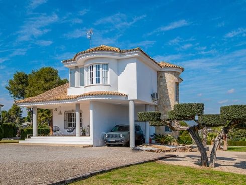 4 bedroom Villa for sale in Alberic - € 295