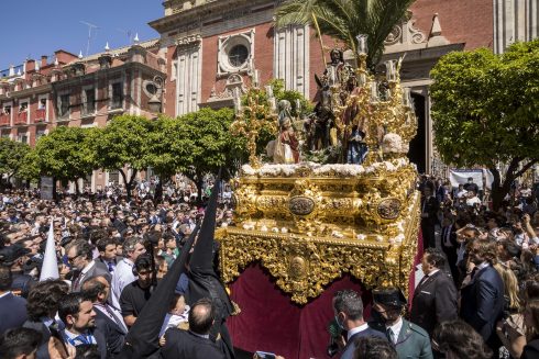 Fervor Y Emocion En Las Procesiones De "la Borriquita'' Y "la Virgen De La Paz" Por Las Calles De Sevilla