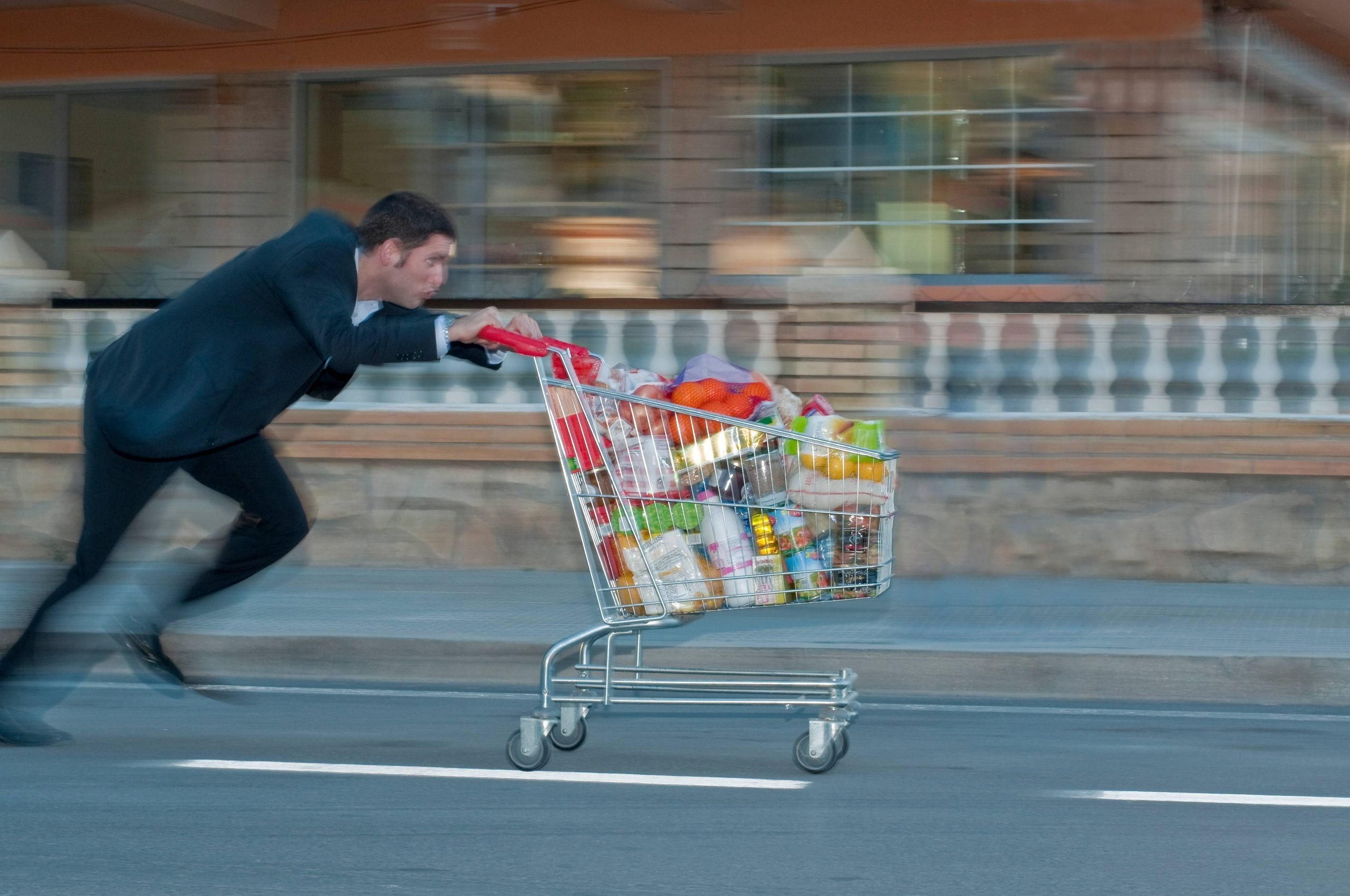 SOff-duty policeman chase supermarket thief around car park after leaving with €400 of unpaid goods in Spain's Costa Blanca