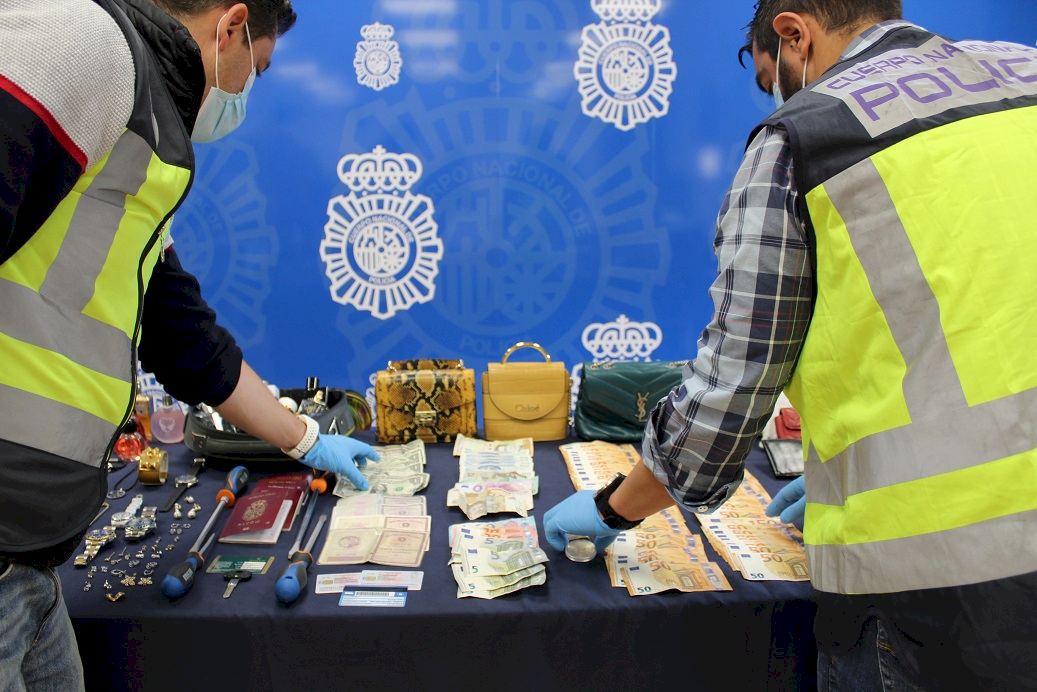 Travelling Home Robbery Gang Using 'slip Method' Is Brought Down With Operations Hub On 'luxury' Valencia Area Urbanisation In Spain