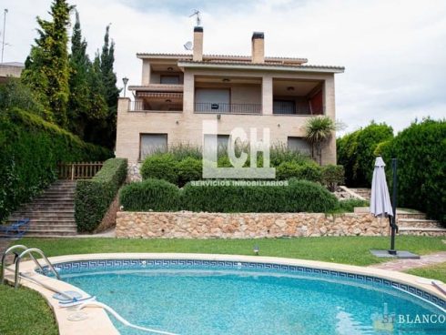 7 bedroom Villa for sale in Torrent - € 590
