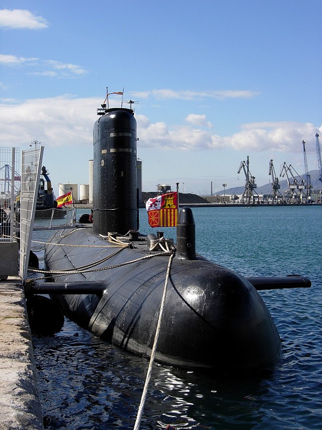 El submarino naval español ‘Tramontana’ S-74 llega este viernes al puerto de Málaga, los visitantes tienen la oportunidad de explorarlo.