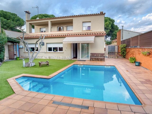 4 bedroom Villa for sale in Sant Antoni de Calonge - € 450