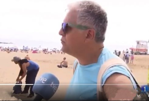 CAUGHT ON CAMERA: Thief steals bag on beach during TV interview with tourist on ‘delights’ of Barcelona