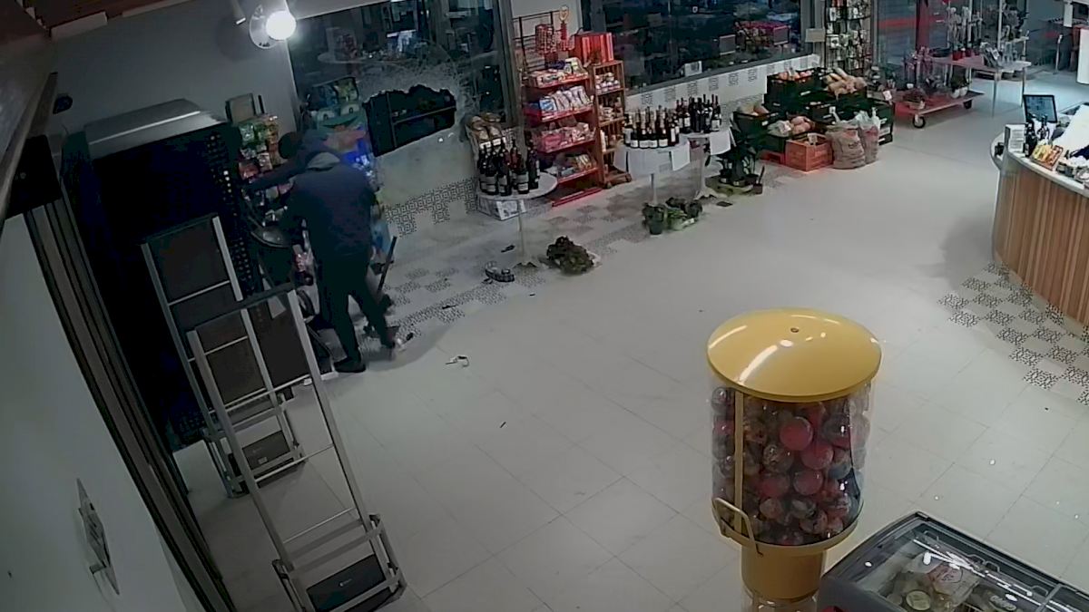 Thieves Break Into 20 Petrol Station Station Shops To Steal Cash And Cigarette Machines In Spain's Valencia