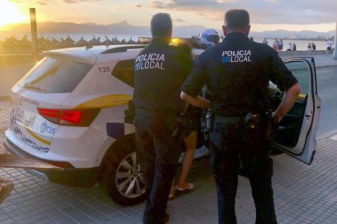 Tourists Attacked After Chasing Female Bag Snatchers From Mallorca Beach In Spain