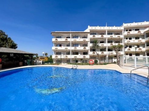 2 bedroom Apartment for sale in Calahonda with pool - € 162