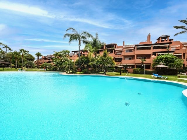 2 bedroom Apartment for sale in Estepona with pool garage - € 475