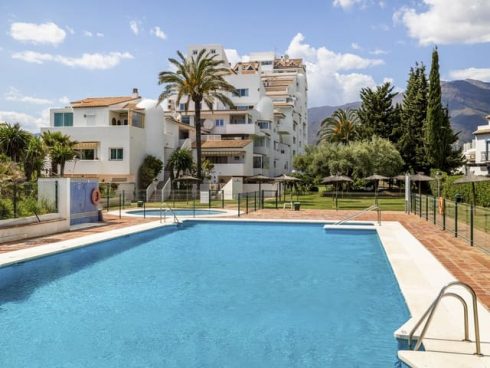 3 bedroom Penthouse for sale in Estepona with pool - € 695