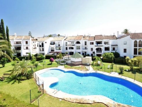 2 bedroom Apartment for sale in Estepona with pool - € 239