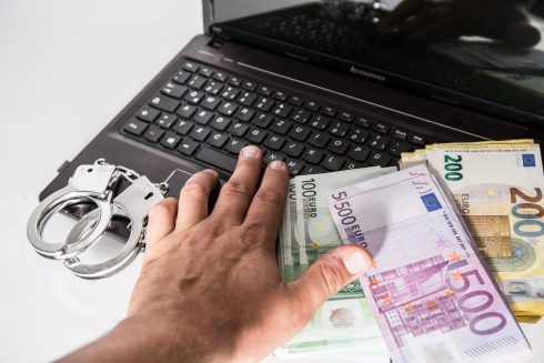 Criminal gang in Spain's Madrid and Toledo areas steal €250,000 by hijacking 140 bank accounts