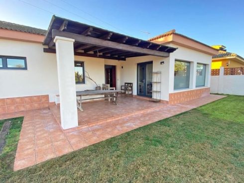 4 bedroom Villa for sale in Sanlucar la Mayor with garage - € 269