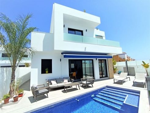 3 bedroom Villa for sale in Los Montesinos with pool - € 357