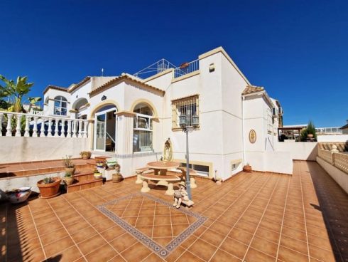 4 bedroom Villa for sale in La Marina with pool - € 150