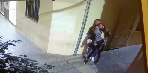 Thieves caught on camera in Spain’s Málaga using ‘lion killer’ choking method to steal from female victim