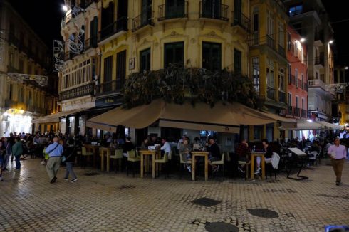 Los bares de Málaga en España protestan por las ‘caras’ facturas de energía con un apagón simbólico de cinco minutos