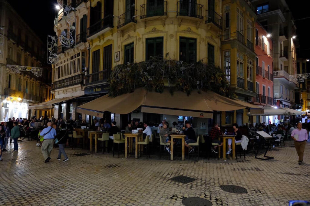 Los bares de Málaga en España protestan por las facturas energéticas ‘inasumibles’ con un apagón de cinco minutos